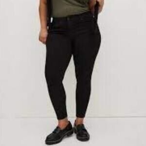 Torrid bombshell skinny jeans. Black. Stretch. 18.